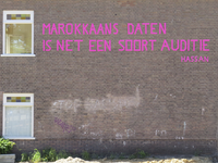 906354 Afbeelding van de tekst 'Marrokkaans daten is net een soort auditie - Hassan', geplakt op een zijgevel in de ...